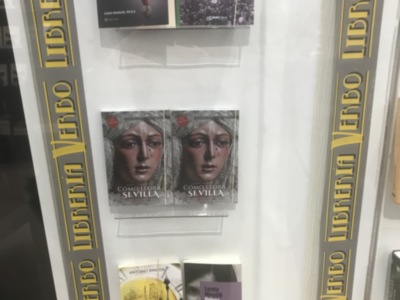 Abierto desde hoy Librería teatro Verbo de la calle Sierpes donde pueden adquirir Cómo llora Sevilla del Padre Cué en una edición nueva número 17 