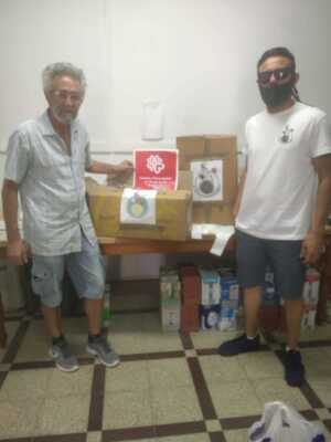 Chipiona Reacciona entrega mascarillas TNT y una cantidad económica a Cáritas