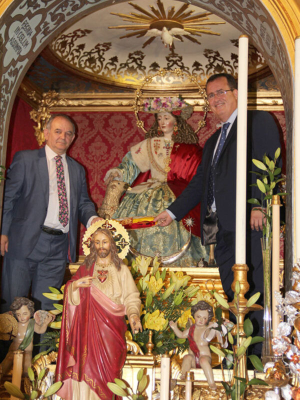 La Pastora  de Santa Marina  recibió el fajín del  teniente alcalde  de Sevilla