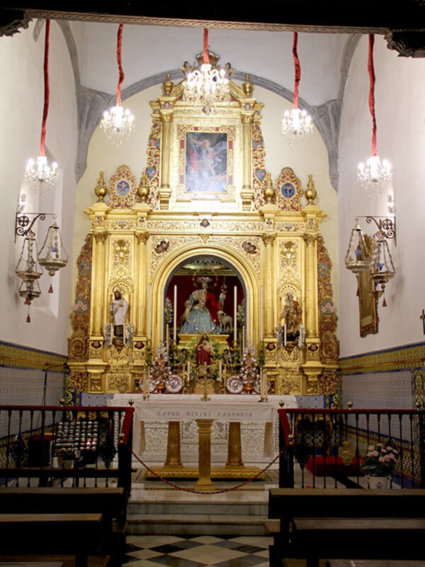 En la capilla de la Calle Amparo ha sido entrega de un fajín por el teniente alcalde de Sevilla Juan Carlos Cabrera.