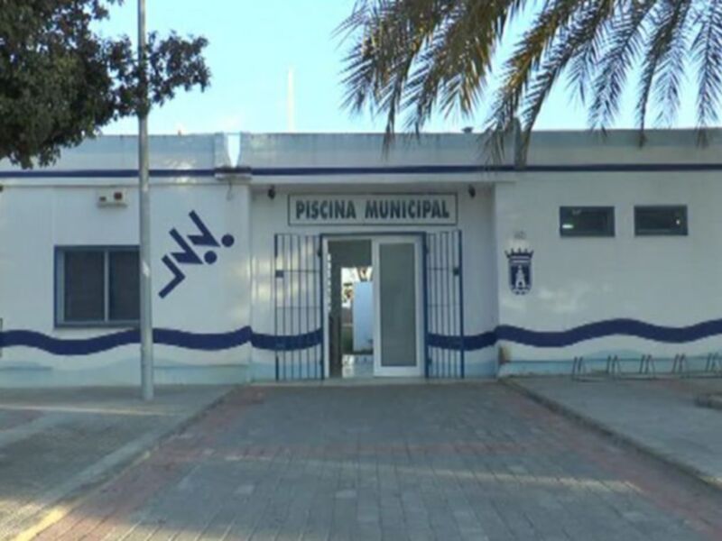 El gobierno municipal de Chipiona estudia opciones para reabrir cuanto antes la piscina municipal
