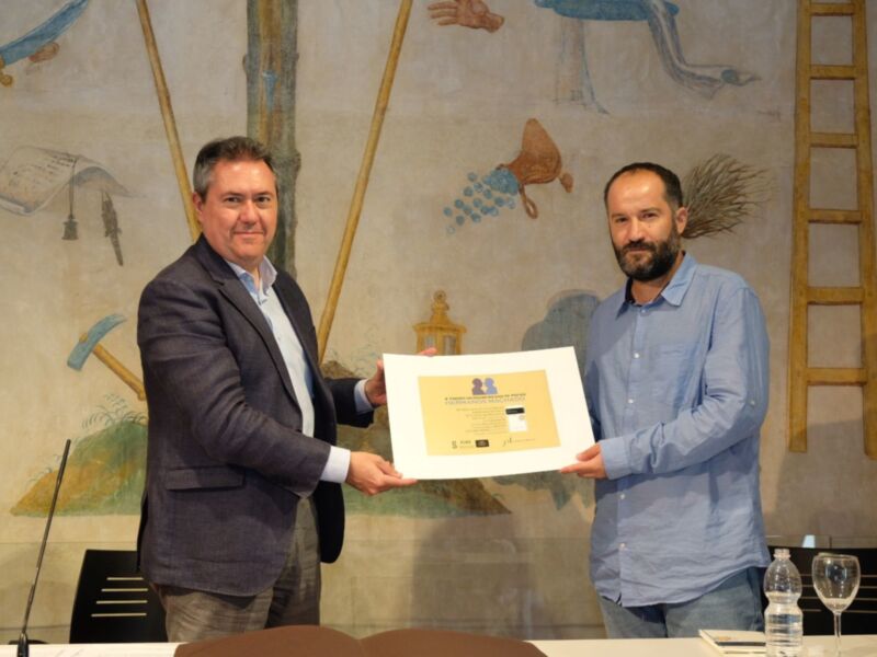El alcalde entrega al escritor Juan  Marqués el X Premio Iberoamericano de Poesía ‘Hermanos Machado’