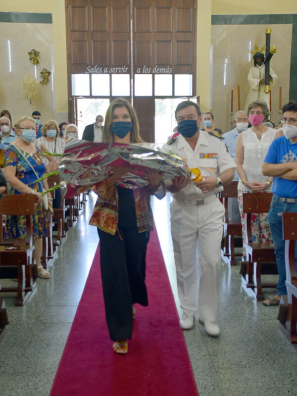 El delegado de la Real Liga Naval Española y Rocío Rivas hicieron la ofrenda floral a la Virgen del Carmen   de la Parroquia de San Leandro.