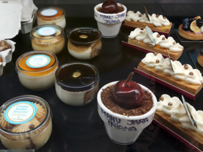 Diferentes postres en un mostrador, incluyendo tartas de chocolate y frutas.