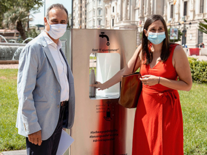 "Elisa Valia inaugura las primeras fuentes de agua filtrada y refrigerada de Valencia".