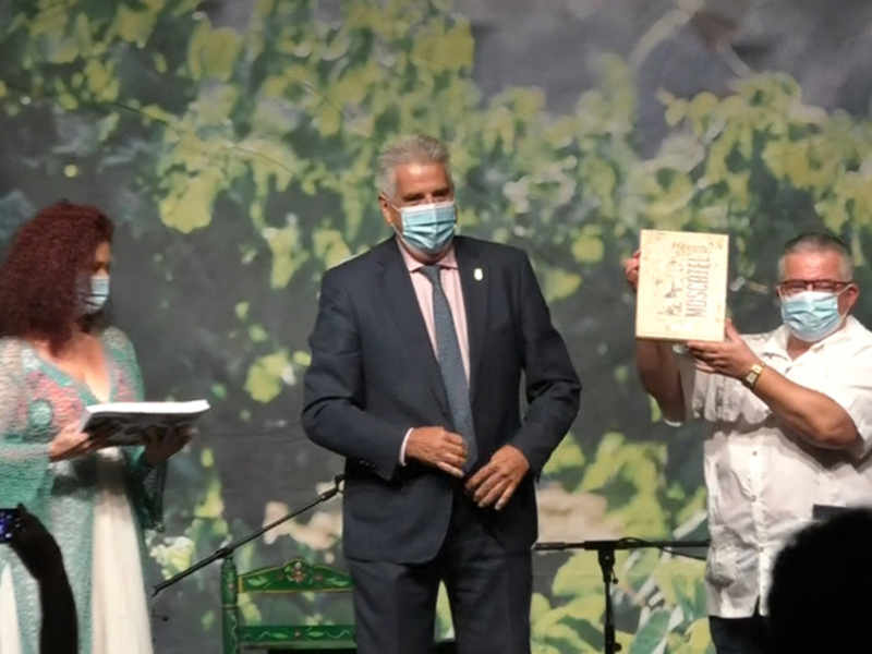 Juan Mellado deja un pregón para la historia en la conmemoración del 50 aniversario del Festival del Moscatel