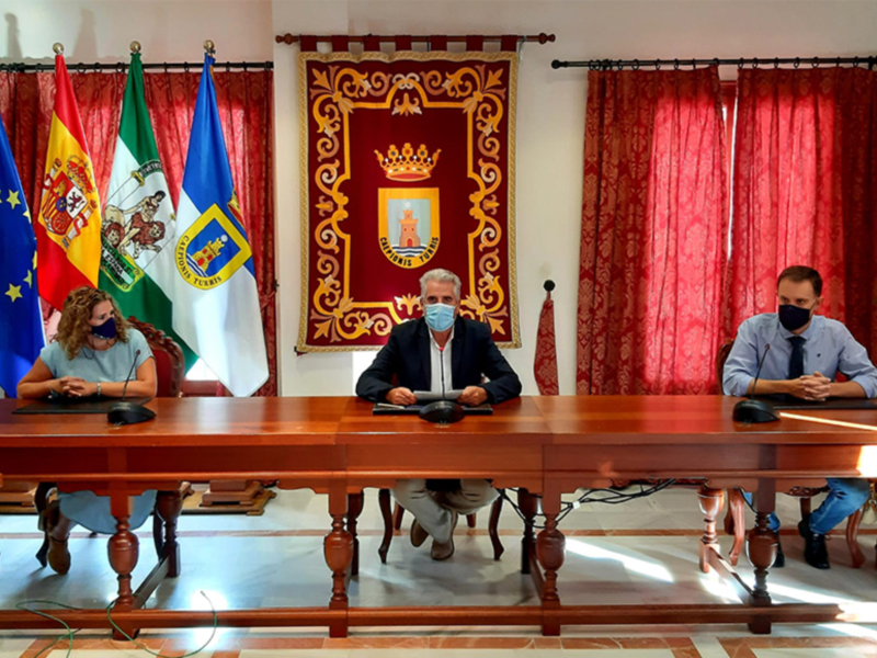 Ayuntamiento de Chipiona y AFANAS firman el convenio para el mantenimiento de la caldera de biomasa de la piscina terapéutica