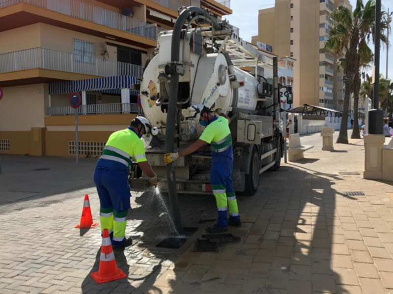 Aqualia inmersa en plena campaña especial de refuerzo de limpieza de imbornales como medida preventiva ante la llegada de las lluvias