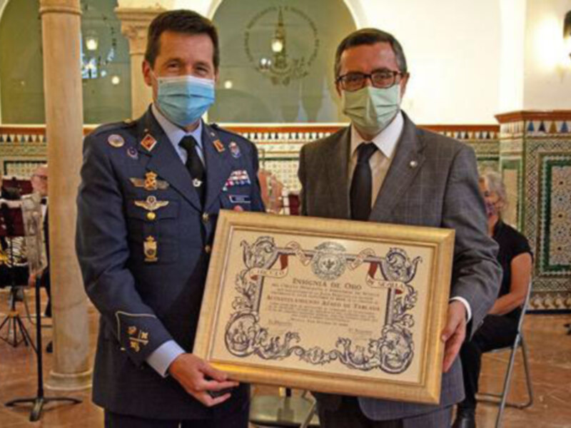 El general de división Enrique Jesús Biosca Vázquez, director de Enseñanza ha recibido la Medalla de Oro del CMIS