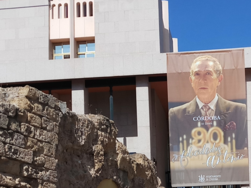 Antonio Gala en las calles de Córdoba