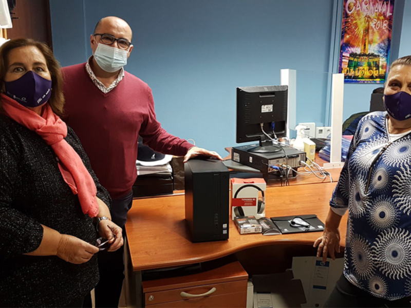 La Diputación de Cádiz entrega el material del premio sobre feminismo rural concedido al taller de radio de la Asociación La Palmicha