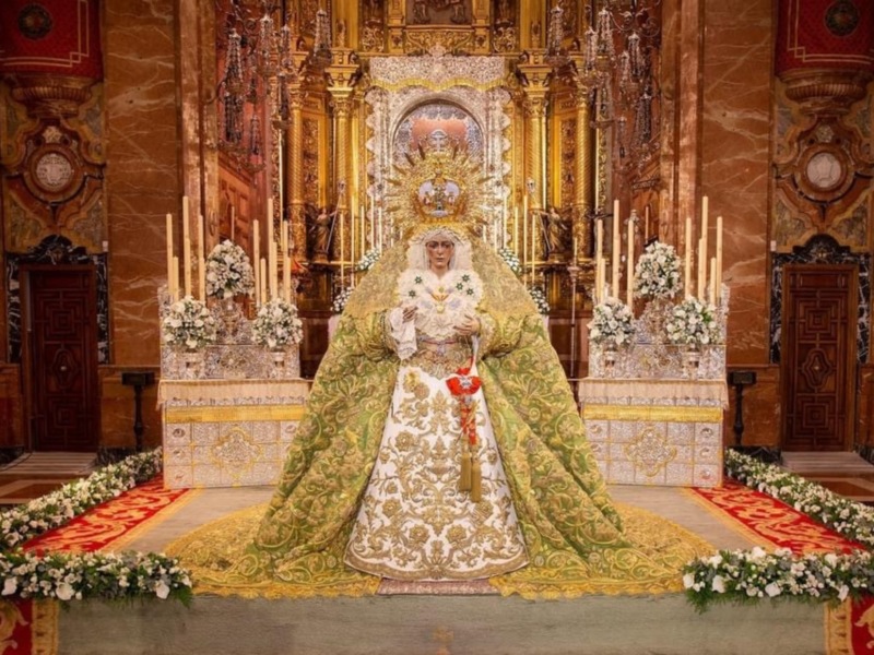 Acto reverencial: La Virgen de la Esperanza sola