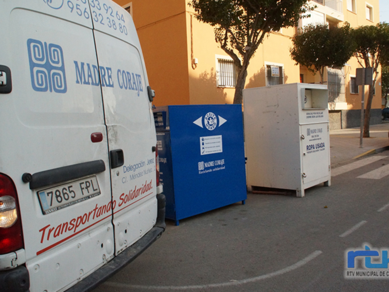 Madre Coraje recogió en Chipiona durante 2020 ocho toneladas menos de ropa y calzado, pero duplicó los litros de aceite retirados