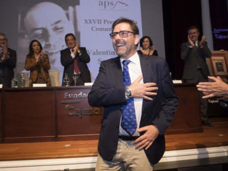 El Ayuntamiento de Sevilla rinde homenaje al periodista Valentín García y a los fotógrafos Serrano y Martín Cartaya y al ingeniero Luis Salvador 