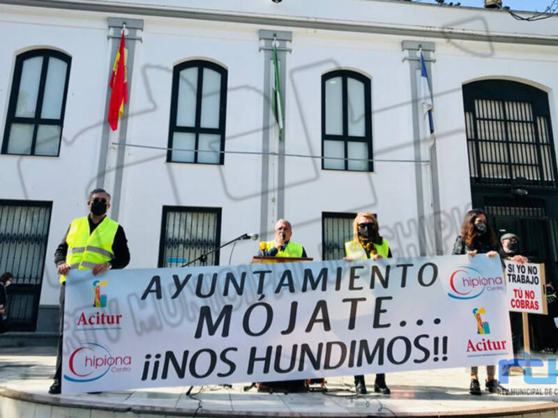 Una concentración convocada por Acitur reclama al Ayuntamiento de Chipiona ayudas y exenciones de impuestos por la pandemia 