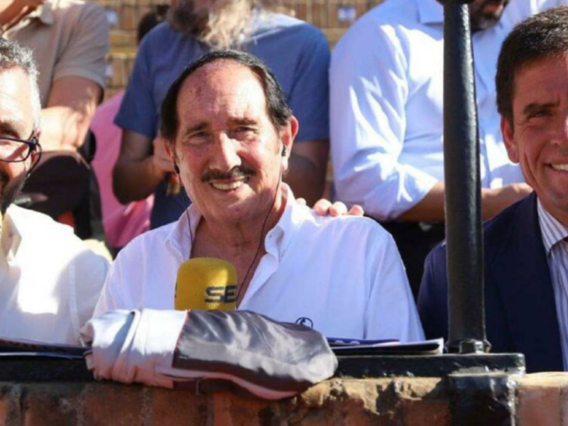 Dávila Miura prologuista del libro Como llora Sevilla el mas vendido de la historia de la Semana Santa de Sevilla