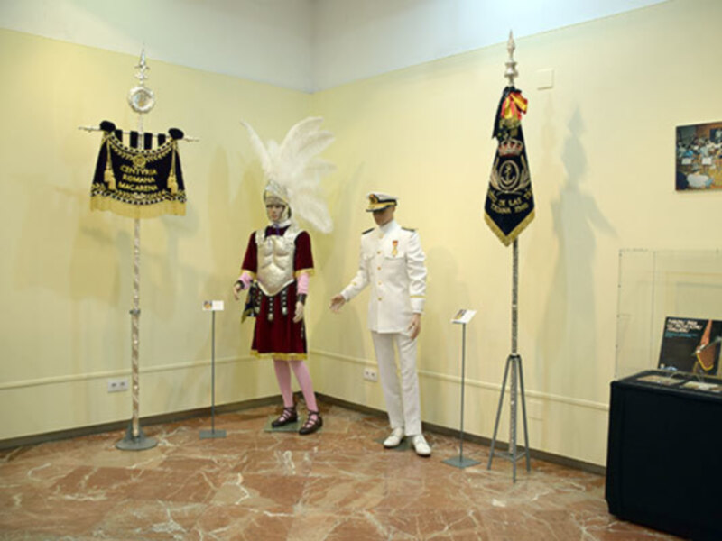 La Música, la Artesanía y la fotografía en la exposición de semana santa en el Mercantil de Sevilla