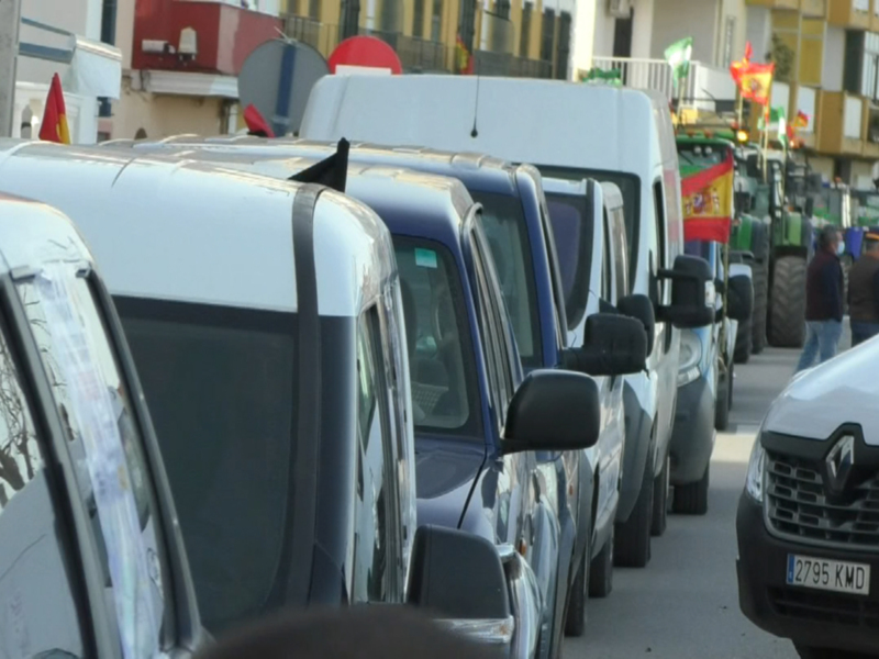 Varios centenares de vehículos partieron de Chipiona en apoyo del sector primario, el transporte y los autónomos 