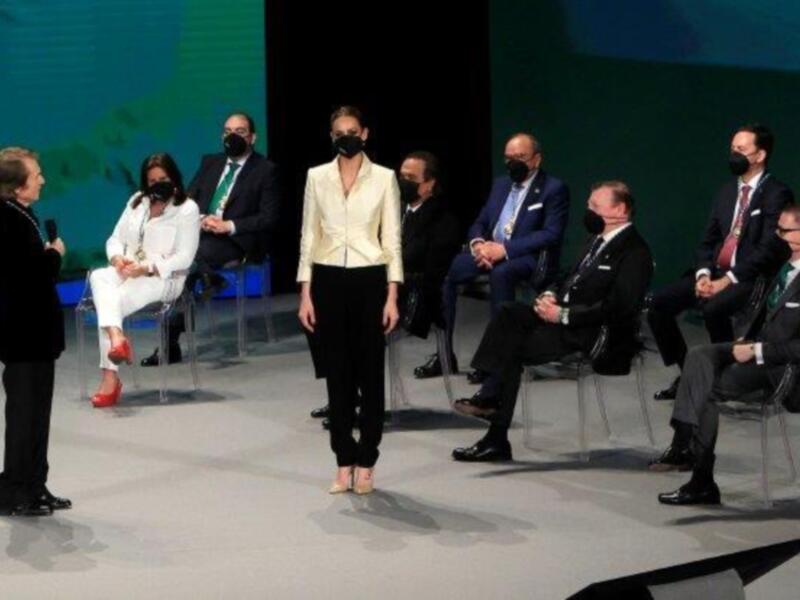 Por segundo año consecutivo la presentadora fue Eva González, vistiendo sobriamente, pantalón negro y camisa color hueso,presento en el Teatro de la M