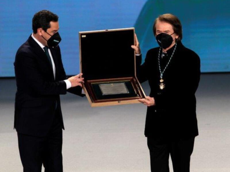 El cantante Raphael fue el encargado de hablar en público el día de Andalucía y agradecer en nombre de todos los premiados tras su nombramiento