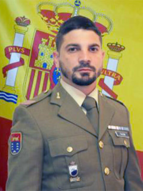 Un cabo de la Brigada `Canarias´ XVI rescata de un incendio a una pareja de octogenarios