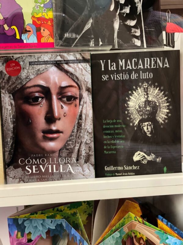 Y la Macarena se vistió de luto, y Cómo llora Sevilla, los dos libros más vendidos en la Semana Santa de Sevilla
