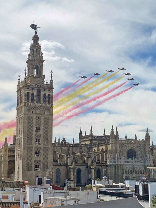 La Patrulla Águila sobrevoló este miércoles de Feria de Sevilla