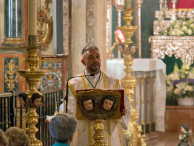 Devota veneración como culminación de los cultos del Quinario en Alcalá del Río. 