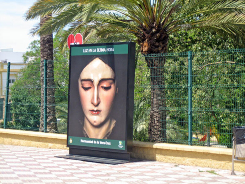 En la ribereña localidad sevillana de Alcalá del Río, se reza a la Virgen de las Angustias por el mes de mayo.