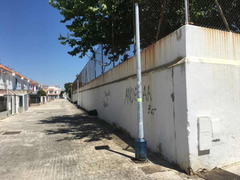 Cuatro años después de la inauguración de la calle de Pedro Carrasco en Chipiona continúa sin estar bien rotulada