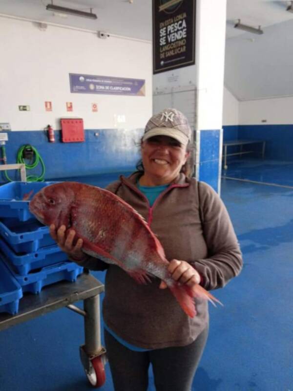 Isabel María Fernández anuncia a Magdalena González Rodríguez como Mujer del Mar en las Fiestas de la Virgen del Carmen