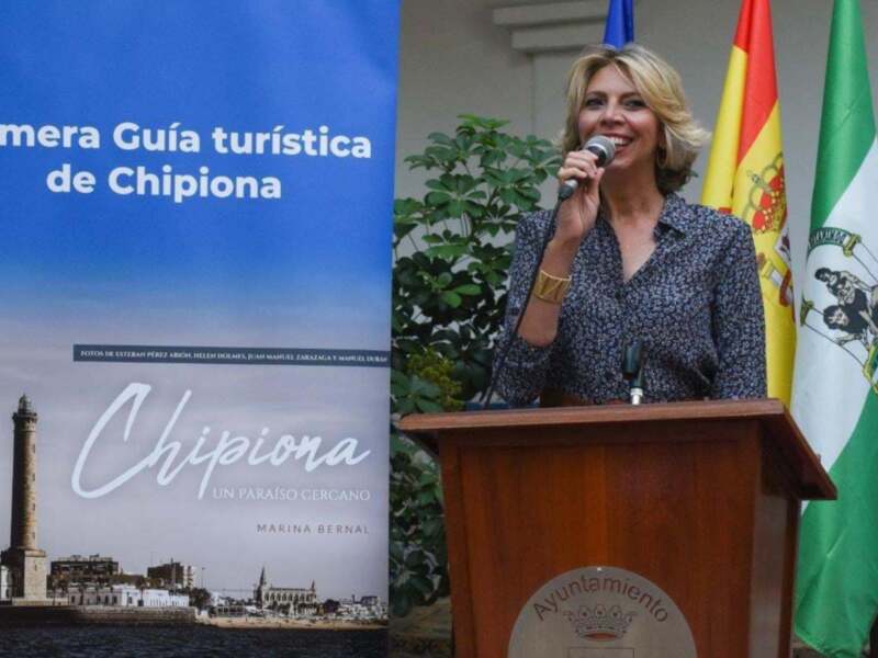 El libro “Chipiona un paraíso cercano” de Marina Bernal promociona ya a la localidad en todo el mundo