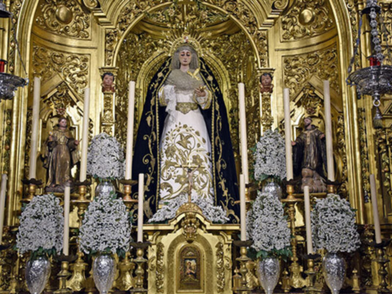 Dolorosa de blanco en la Soledad de San Lorenzo de Sevilla