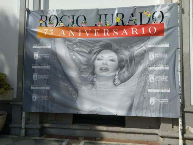 Chipiona comienza a celebrar la semana dedicada a recordar a Rocío Jurado sin que el Ayuntamiento se dé por enterado de su verdadera edad, 78 años