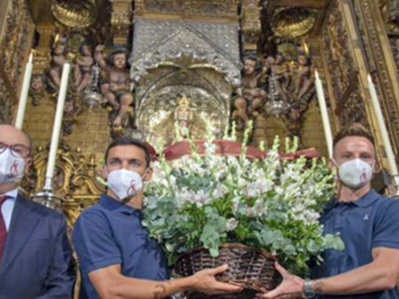 La tradicional ofrenda Floral a la Virgen de los Reyes, Patrona hispalense y de su archidiócesis por parte del Sevilla FC