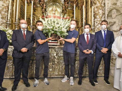 El Sevilla Fútbol Club, un año más, acudió a la capilla Real para realizar la tradicional ofrenda floral a la Virgen de los Reyes
