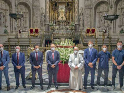 El Sevilla Fútbol Club realizó  la tradicional ofrenda a la Virgen de los Reyes, Patrona de Sevilla y de su archidiócesis
