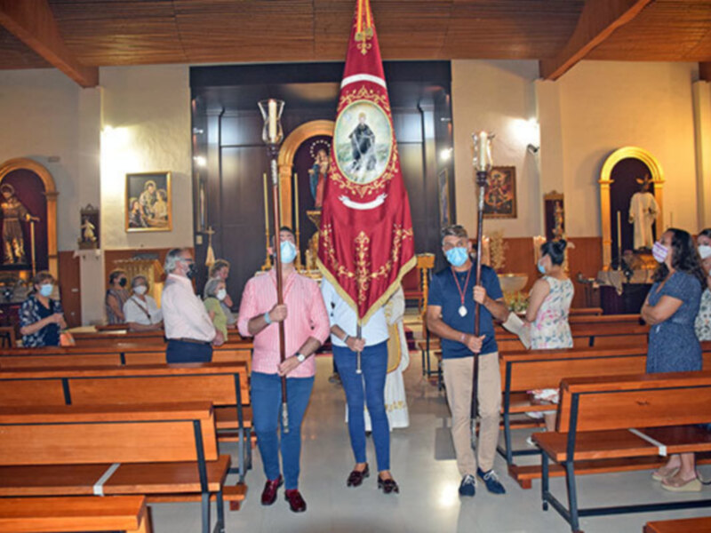 Procesión claustral con la Bandera de San Benito Abad en la misa de Romero en su honor