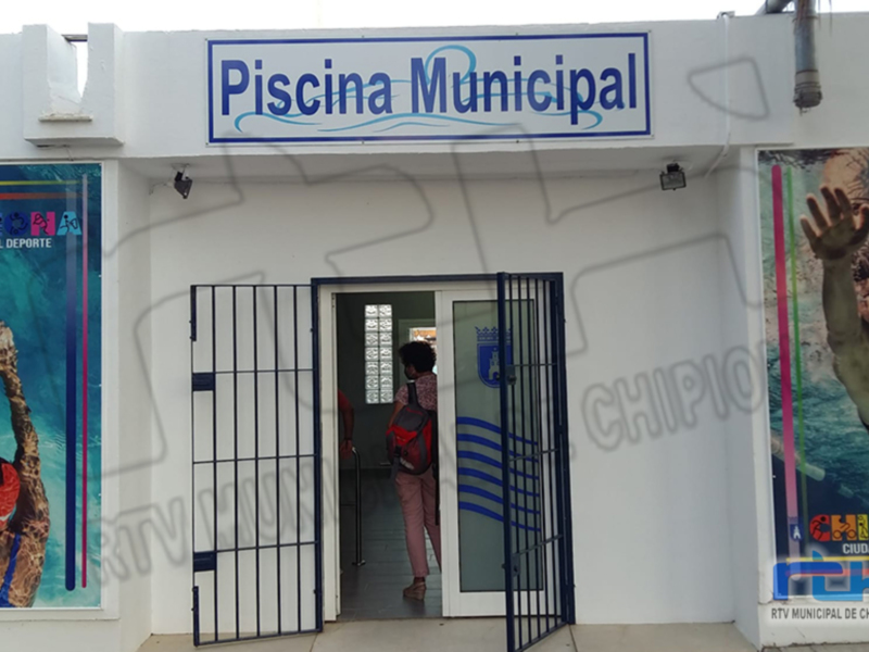 La piscina municipal de Chipiona ha vuelto hoy a abrir sus puertas 