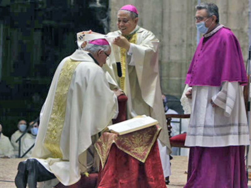 La prenda, impuesta por el nuncio del Papa en España, simboliza la plena adhesión a la Iglesia Católica.
