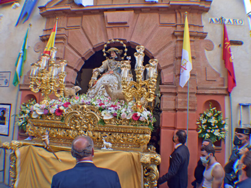 La procesión de la Pastora de Santa Marina de la Calle Amparo es la primera con costaleros que sale a las calles de Sevilla