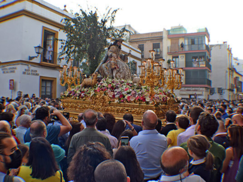La Pastora de Santa Marina devuelve las procesiones a Sevilla