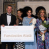 Lourdes Montes (vestida por Elisabetta Franci) recibió el donativo destinado a la Fundación Alalá en los premios Escaparate
