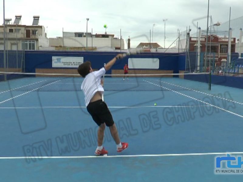 Laura Román satisfecha por la aprobación del proyecto para las mejoras en las pistas de tenis del Polideportivo Municipal
