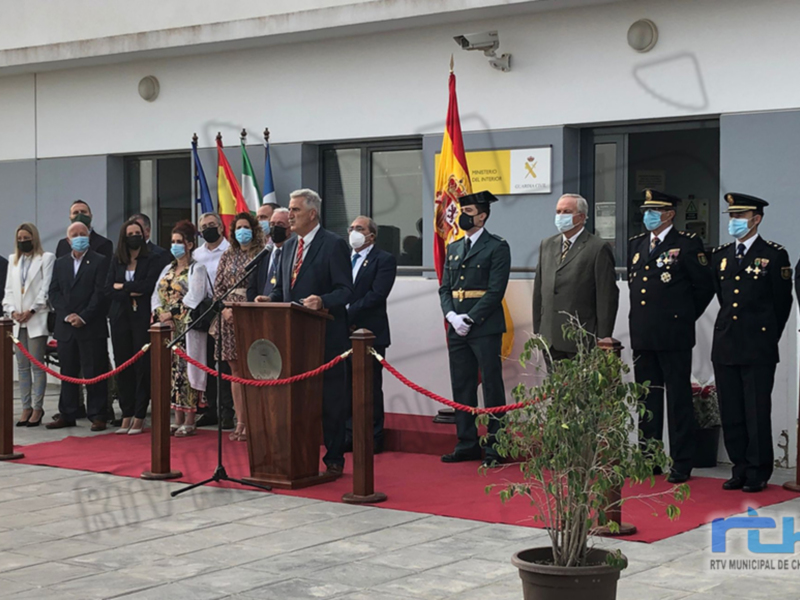El Ayuntamiento de Chipiona y la Guardia Civil homenajean a la Bandera de España en el Día de la Hispanidad 