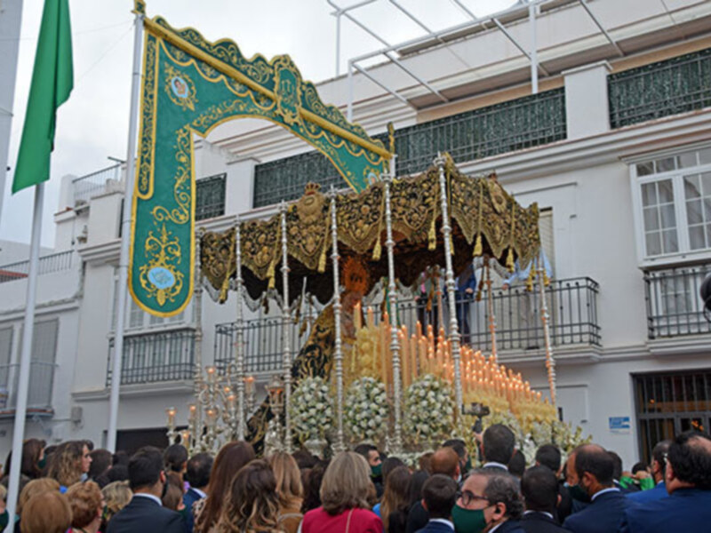 La primavera brotó por las calles de Alcalá de Alcalá del Río al paso de la  Virgen de las Angustias.