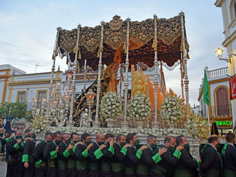 La Virgen de las Angustias paseo por Alcalá del Río como broche de  Oro de  su Coronación.