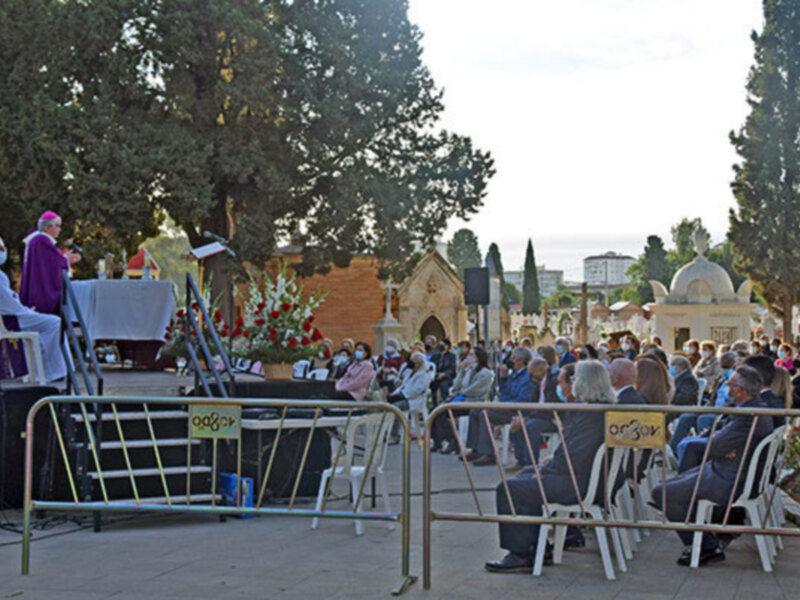 Misa de monseñor José Ángel Saiz por los fieles difuntos en el cementerio de Sevilla