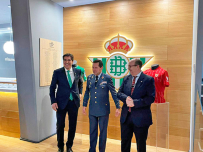 Reconocimiento de Tablada a los dos equipos de fútbol de la ciudad de Sevilla con motivo del Centenario