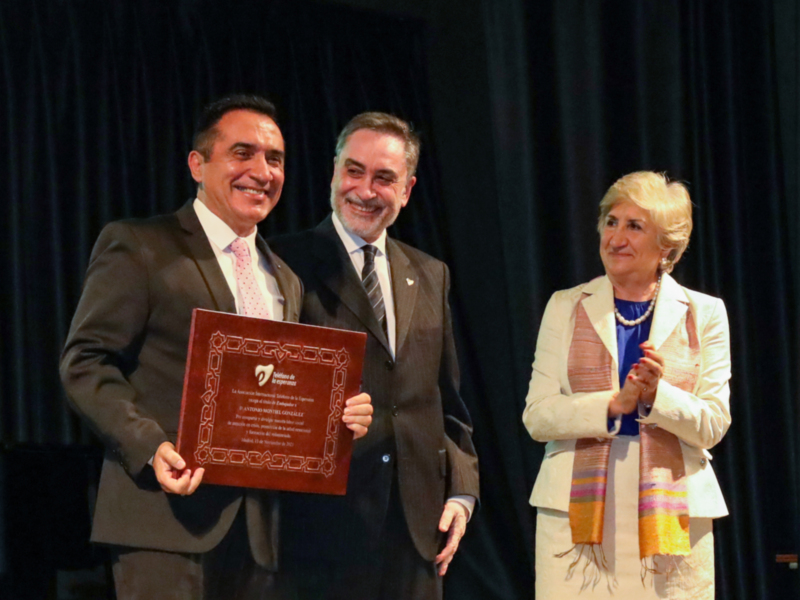 “Antonio Montiel, el pintor del alma”, nombrado “embajador” y premiado por su solidaridad por el Teléfono de la Esperanza